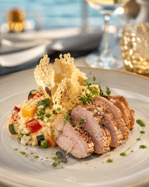 Taglliato Din Muschiulet de Porc Servit cu Rissoto cu Legume si Chipsuri de Parmezan 
